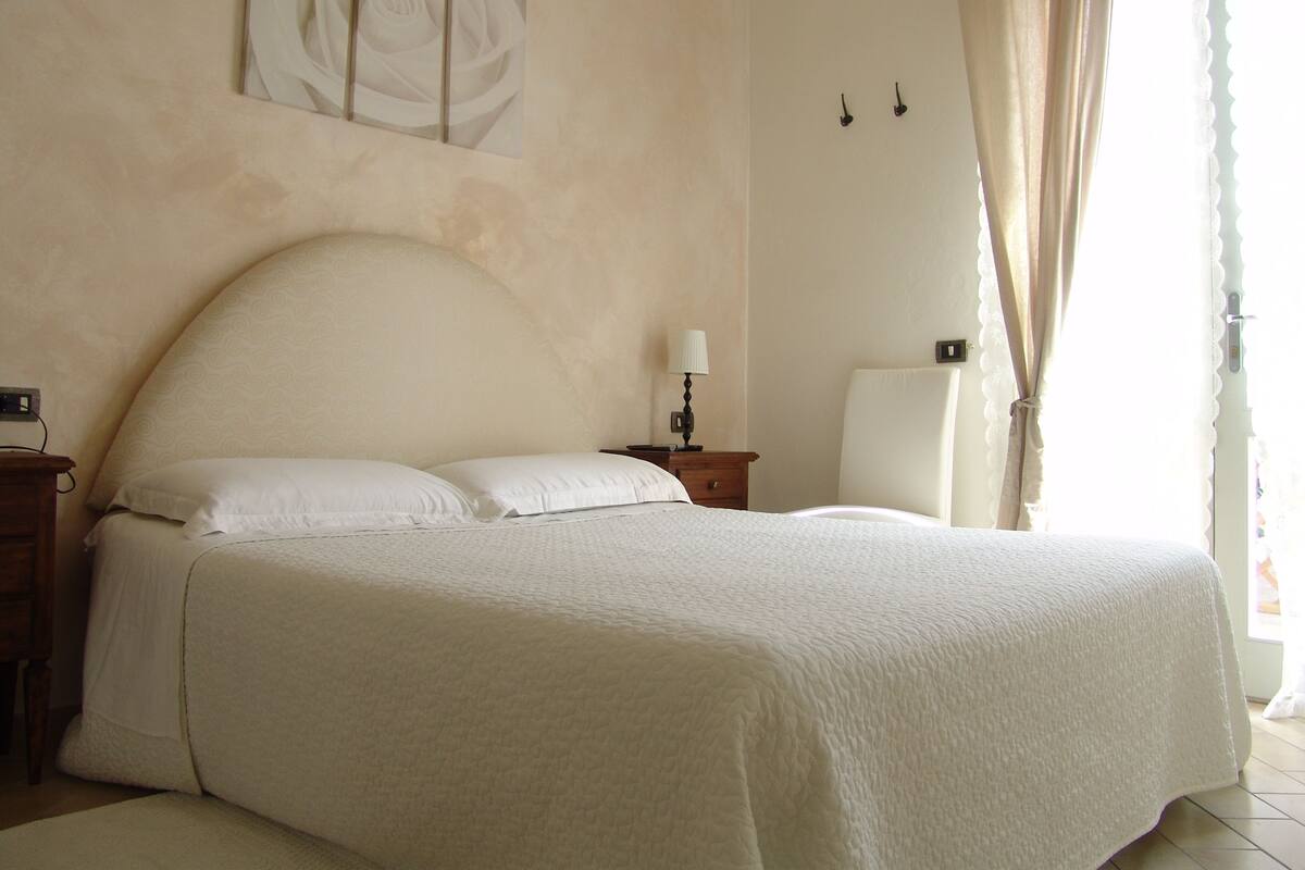 Minibar, free cots/infant beds, free WiFi, bed sheets