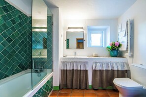 Casa, 1 habitación (5) | Baño | Bañera, artículos de higiene personal gratuitos, secador de pelo y bidé