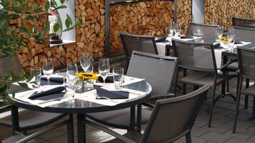 2 restaurantes, se sirven desayunos, comidas, cenas y cocina local