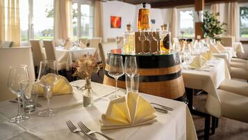 2 restaurants servant le petit déjeuner, spécialités Cuisine locale