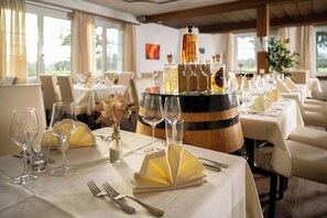 2 restaurants, serveren ontbijt, lunch, diner, lokale gerechten