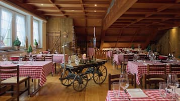 2 restaurants; breakfast, lunch, and dinner served