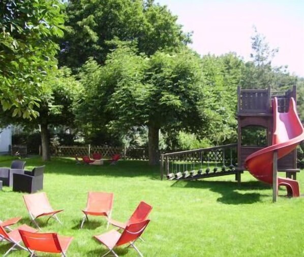 Lasten leikkialue ulkona