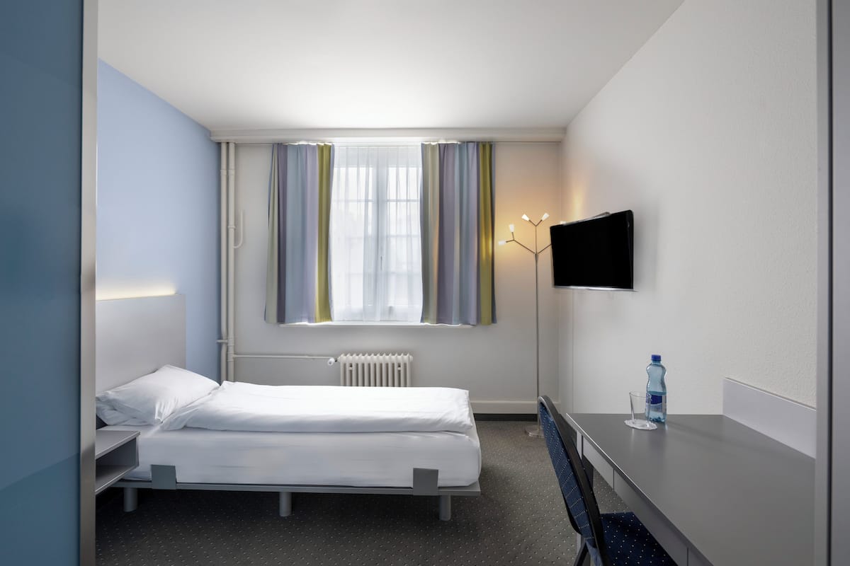 Yhden hengen huone | Allergiatestatut vuodevaatteet, tallelokero huoneessa, työpöytä