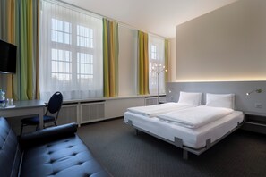 Kahden hengen huone | Allergiatestatut vuodevaatteet, tallelokero huoneessa, työpöytä