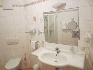 Ducha, secador de pelo, batas