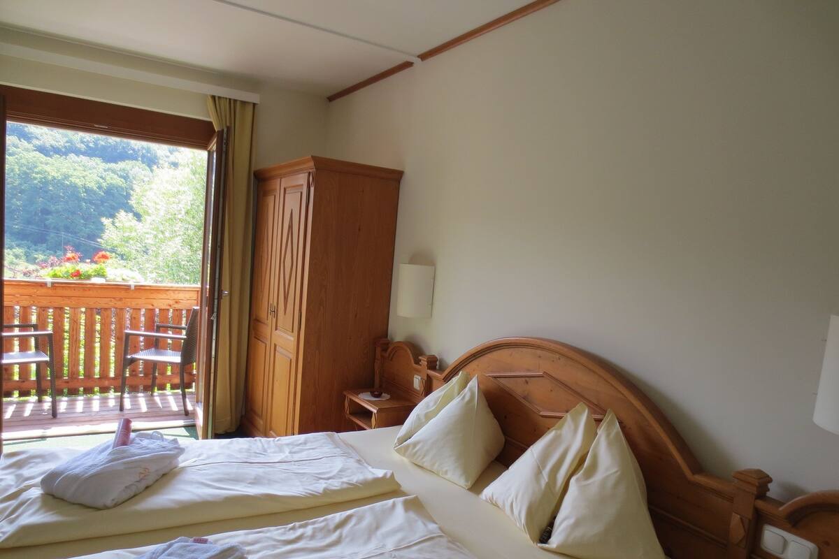 Minibar, caja de seguridad en la habitación y muebles diferentes