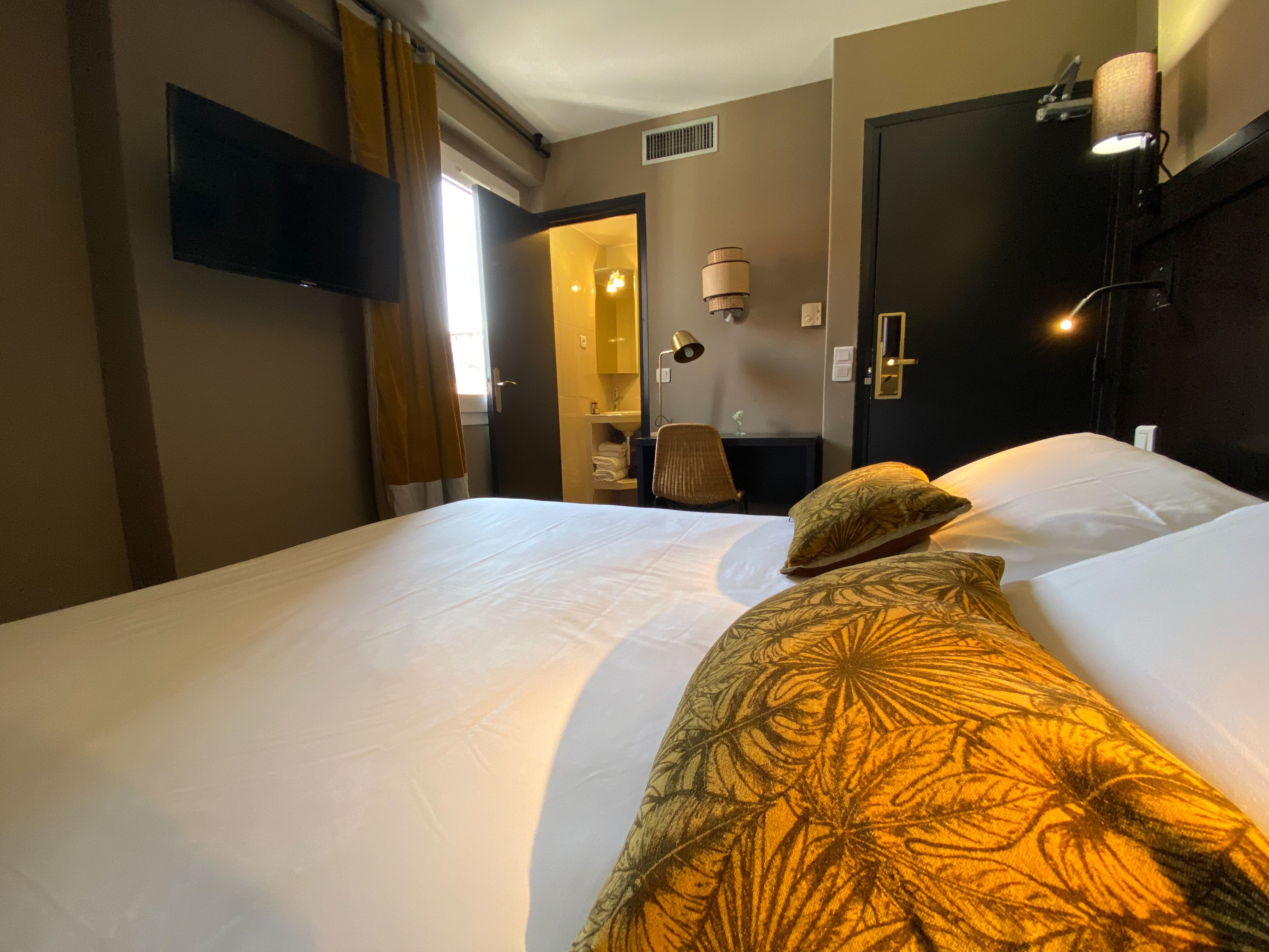economy double room | premium bedding, in-room safe, desk, laptop workspace