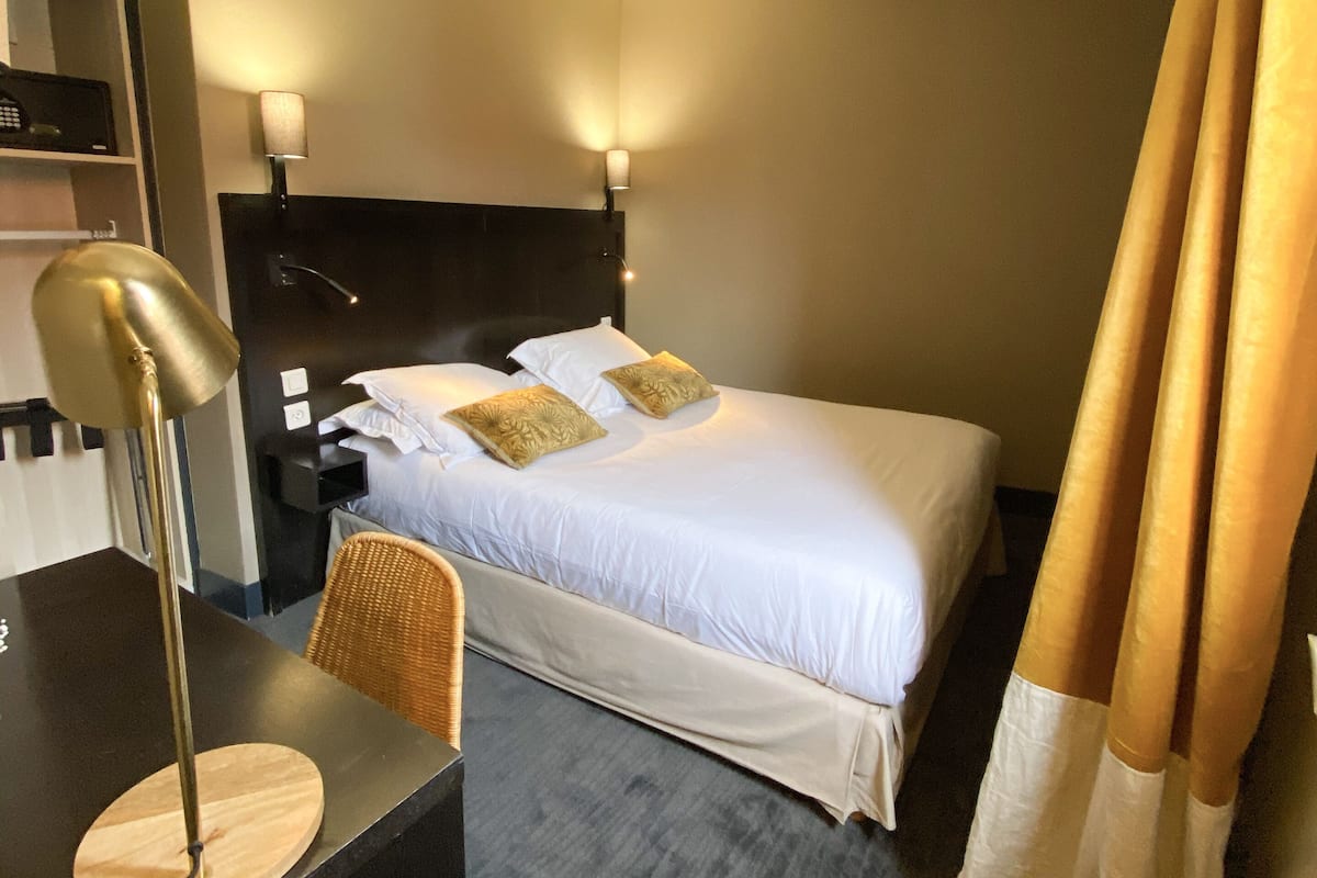 Economy Double Room | Premium bedding, in-room safe, desk, laptop workspace