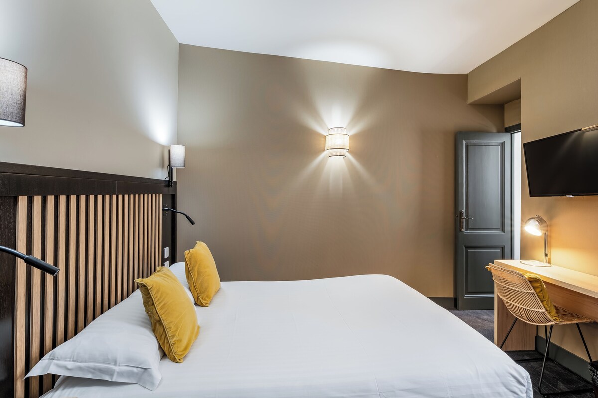 Ropa de cama de alta calidad y caja de seguridad en la habitación 