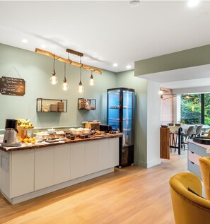 Breakfast buffet - Hotel Molière (Cannes)