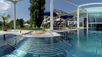 Piscine couverte, piscine extérieure, parasols de plage, chaises longues