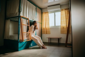 Dormitorio mixto de 8 con baño | Colchones con acolchado adicional, cortinas opacas, wifi gratis