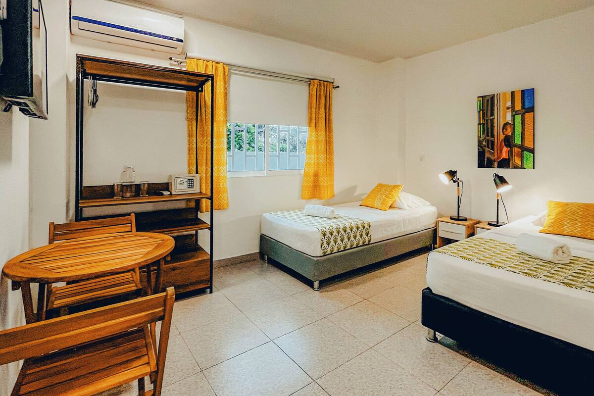 Kamar Twin Standar, 2 Tempat Tidur Twin, kamar mandi pribadi | Bantalan ekstra lembut, tirai kedap cahaya, dan Wi-Fi gratis