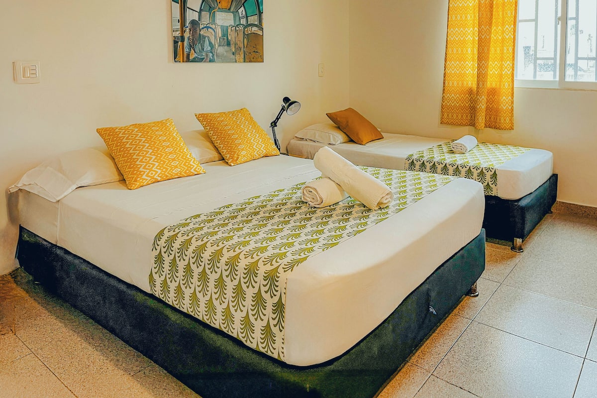 Quarto triplo standard, várias camas, banheiro privativo | Camas com colchões pillow-top, cortinas blackout, Wi-Fi de cortesia