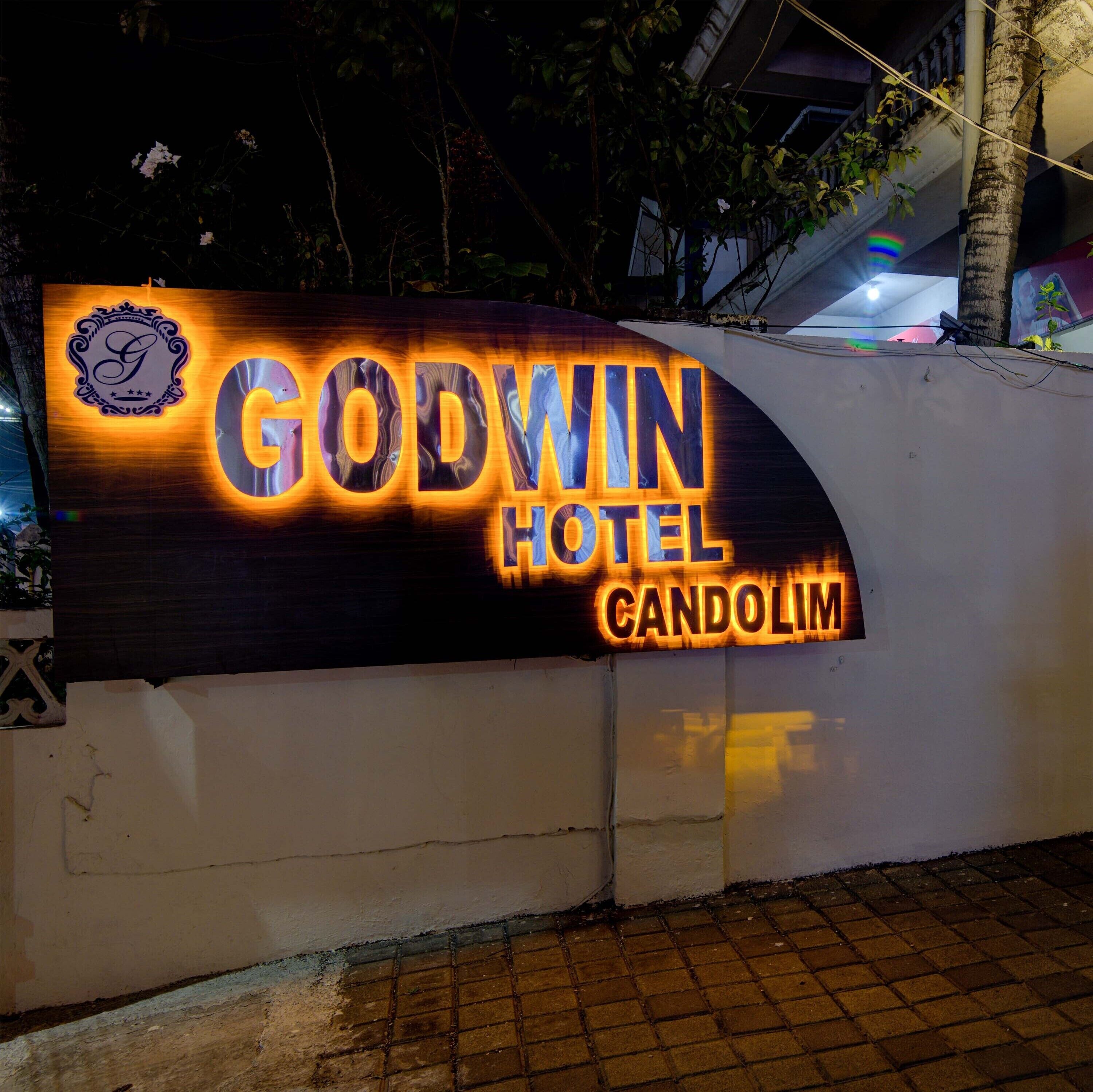Un gran letrero iluminado del Hotel Godwin en Candolim.