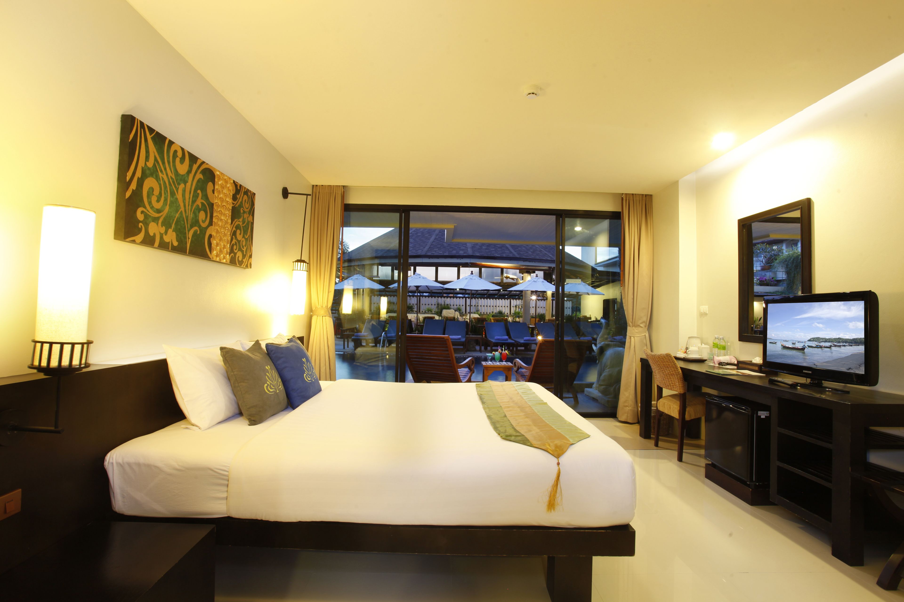 Deluxe Pool Access | Premium bedding, in-room safe, desk, blackout drapes