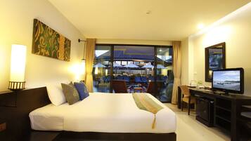 Deluxe Pool Access | Premium bedding, in-room safe, desk, blackout drapes