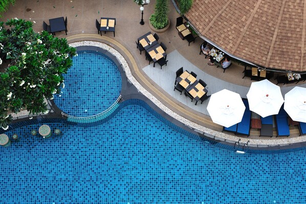 Outdoor pool, pool umbrellas, sun loungers
