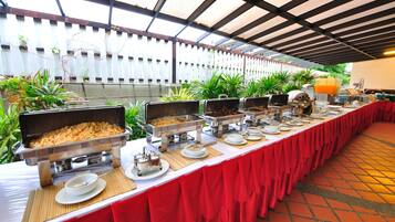 Desayuno buffet todos los días (con cargo)