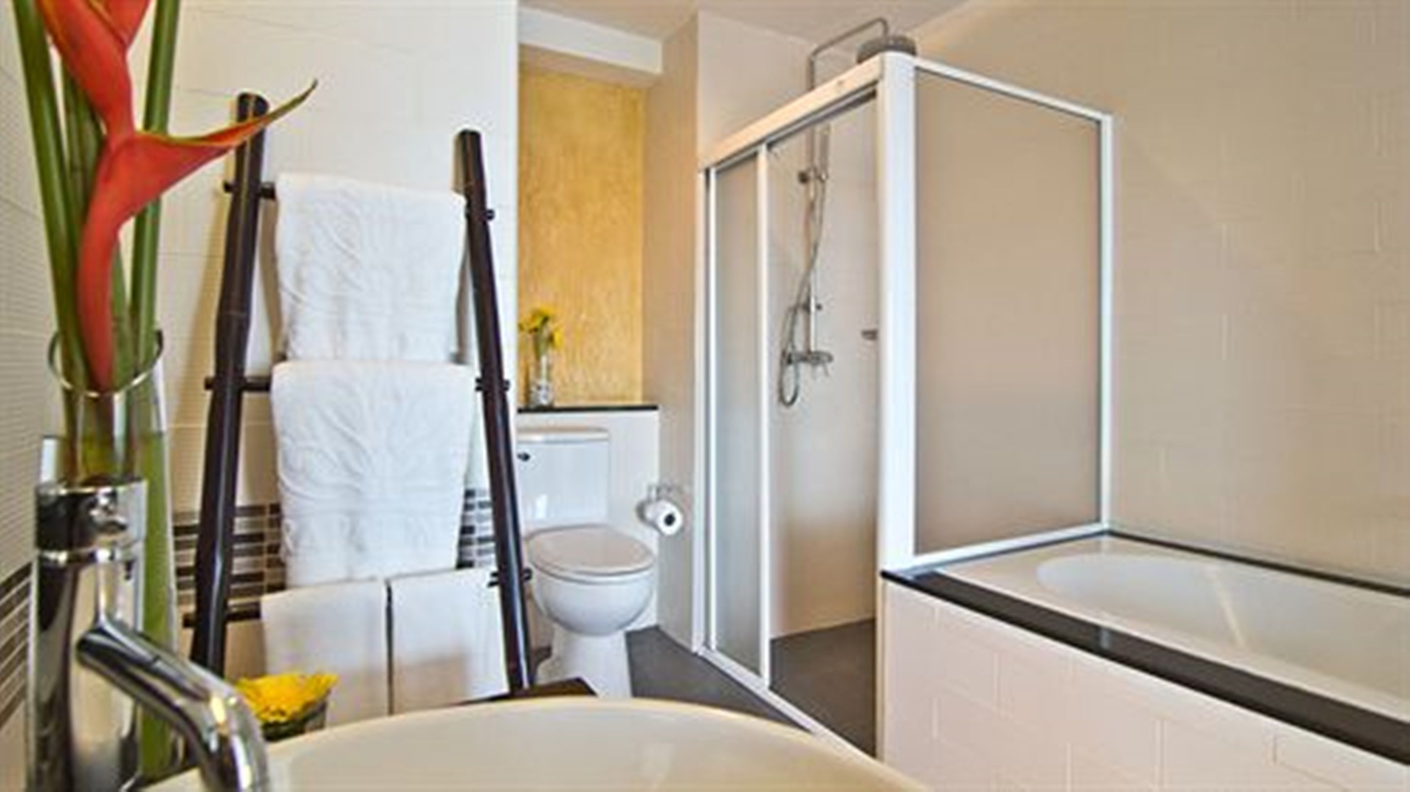 Un baño con bañera, inodoro y ducha.