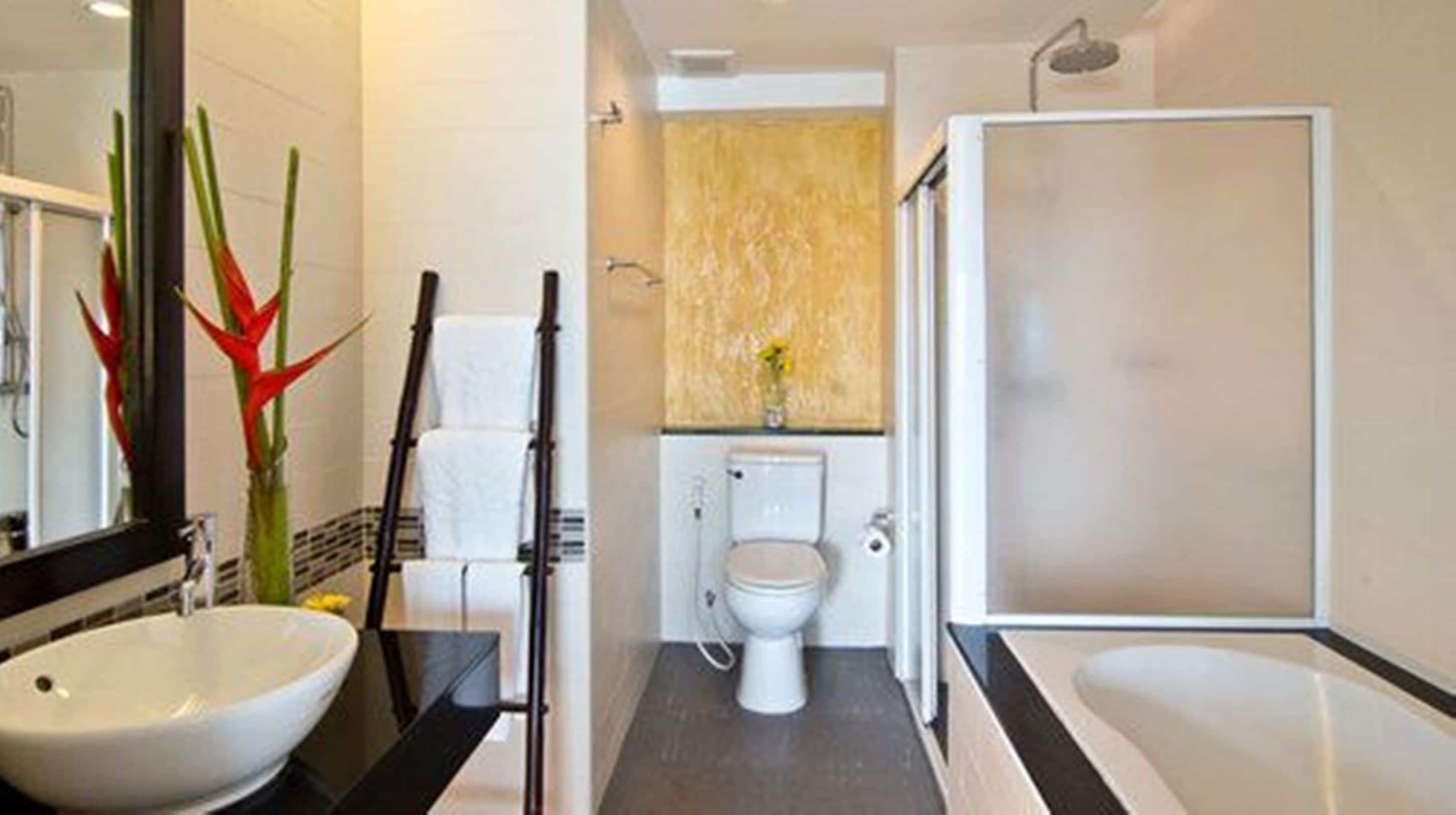 deluxe room pool view | bathroom | free toiletries, hair dryer, towels