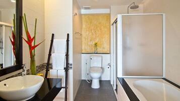 Un baño moderno con lavamanos, inodoro y ducha.
