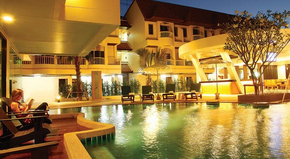 室外泳池；泳池傘、躺椅