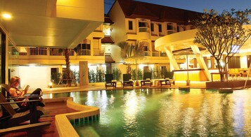 室外泳池；泳池傘、躺椅