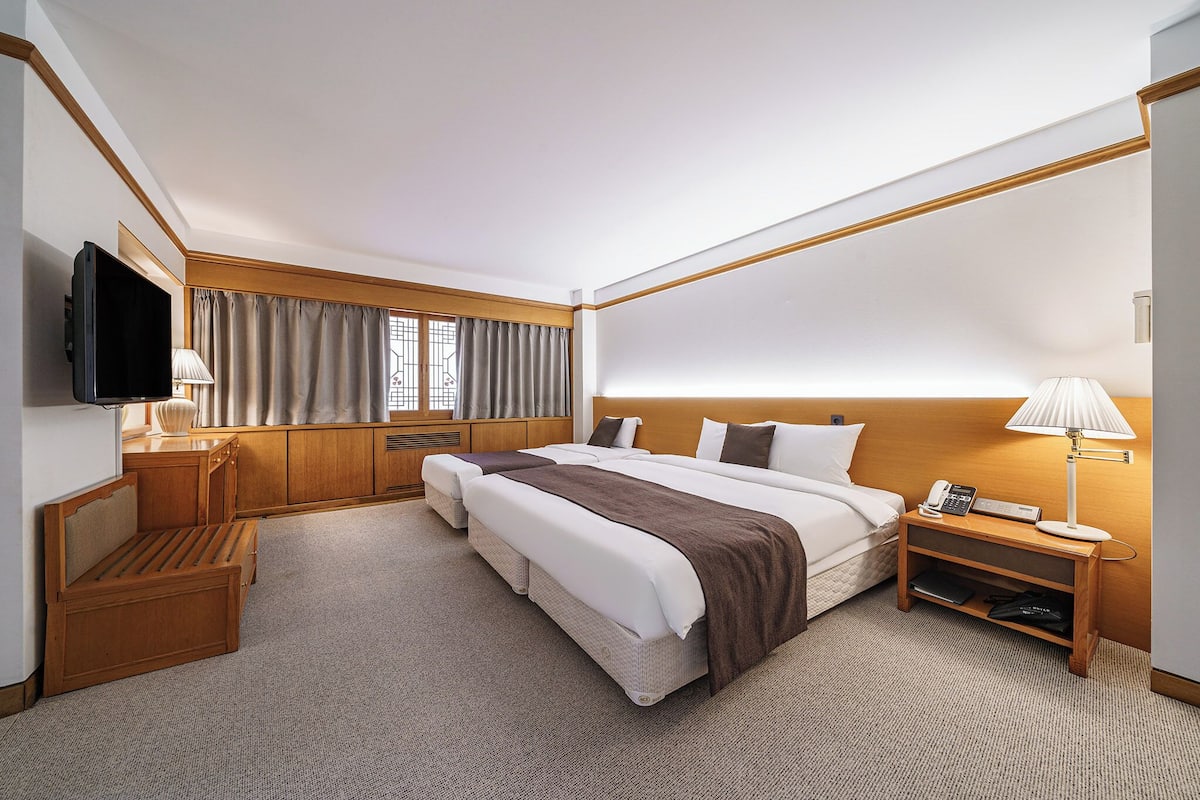 Corner Suite (Bed type randomly assigned) | Minibar, in-room safe, blackout drapes, iron/ironing board