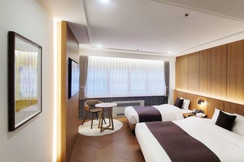 Habitación Premier con 2 camas individuales, vista al puerto | Minibar, caja de seguridad en la habitación y cortinas blackout