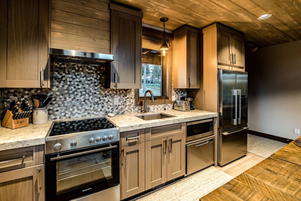 coffee/tea maker, ice maker, paper towels