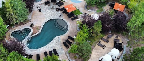 Una piscina al aire libre de temporada, sombrillas, tumbonas