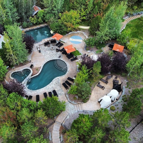 季节性开放的室外游泳池,池畔遮阳伞,日光浴躺椅