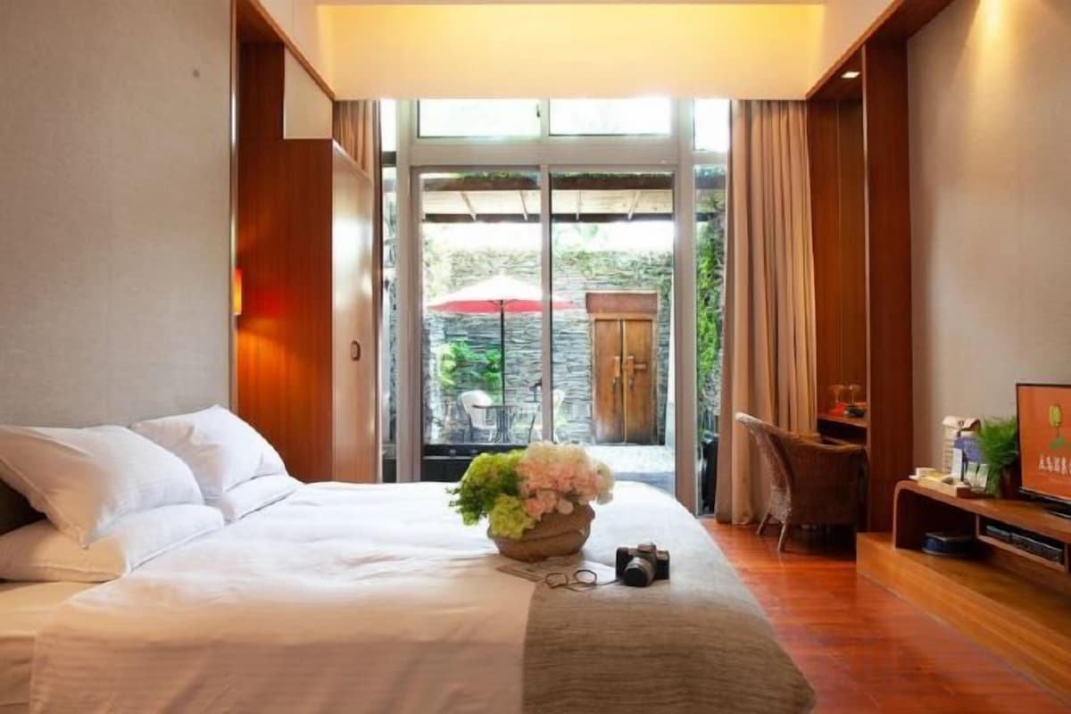 Premium bedding, down comforters, pillowtop beds, in-room safe