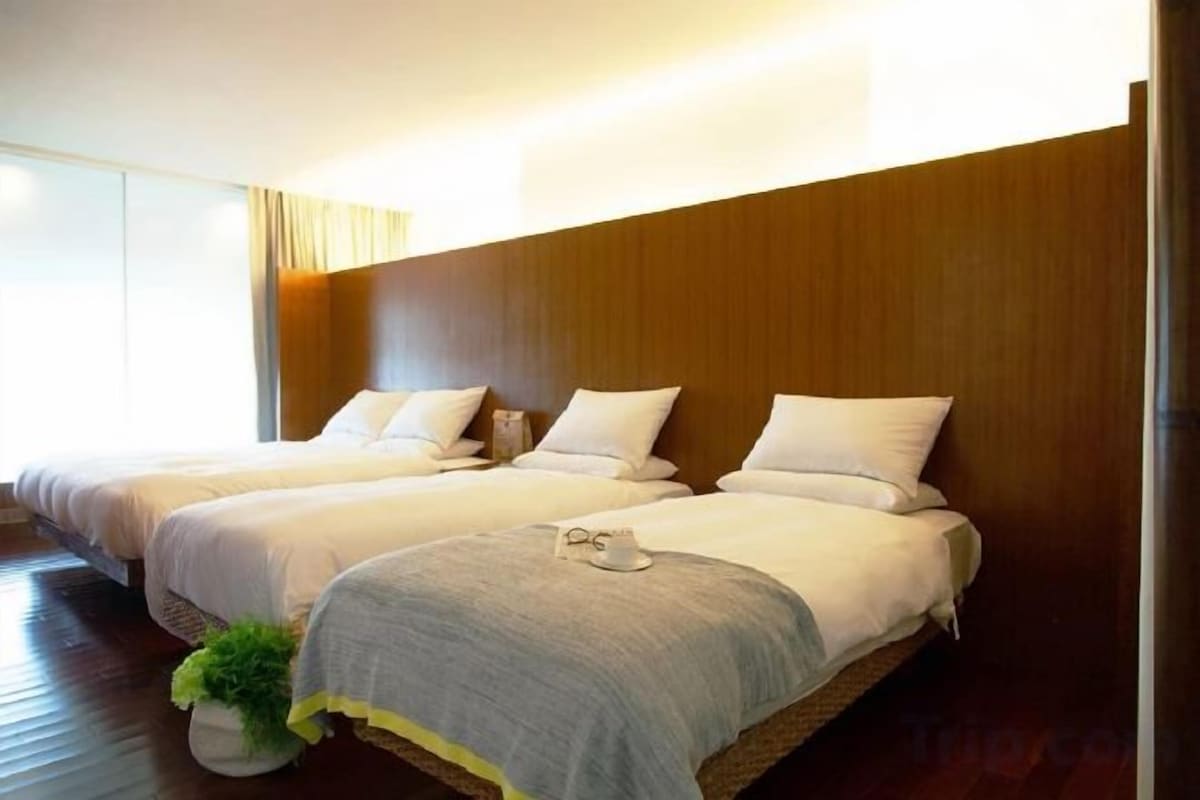 Premium bedding, down comforters, pillowtop beds, in-room safe