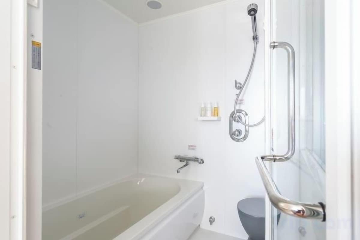 Artículos de tocador gratuitos, secador de pelo, pantuflas, bidet