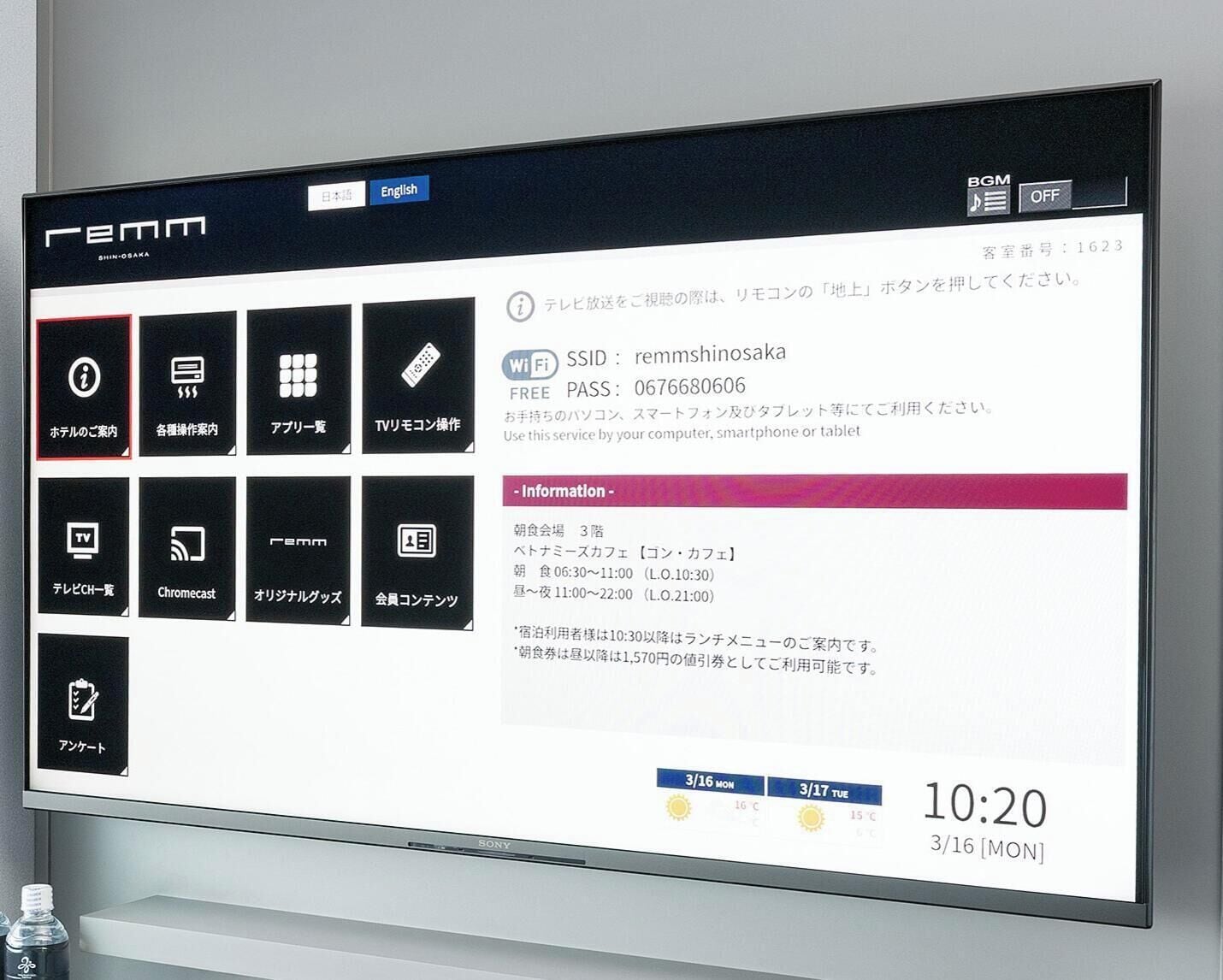 Interfaz digital en una habitación de hotel, con servicios como televisión, Chromecast y guía de TV.