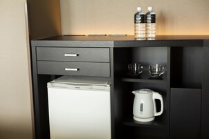 セーフティボックス (室内)、デスク、防音設備、WiFi (無料)