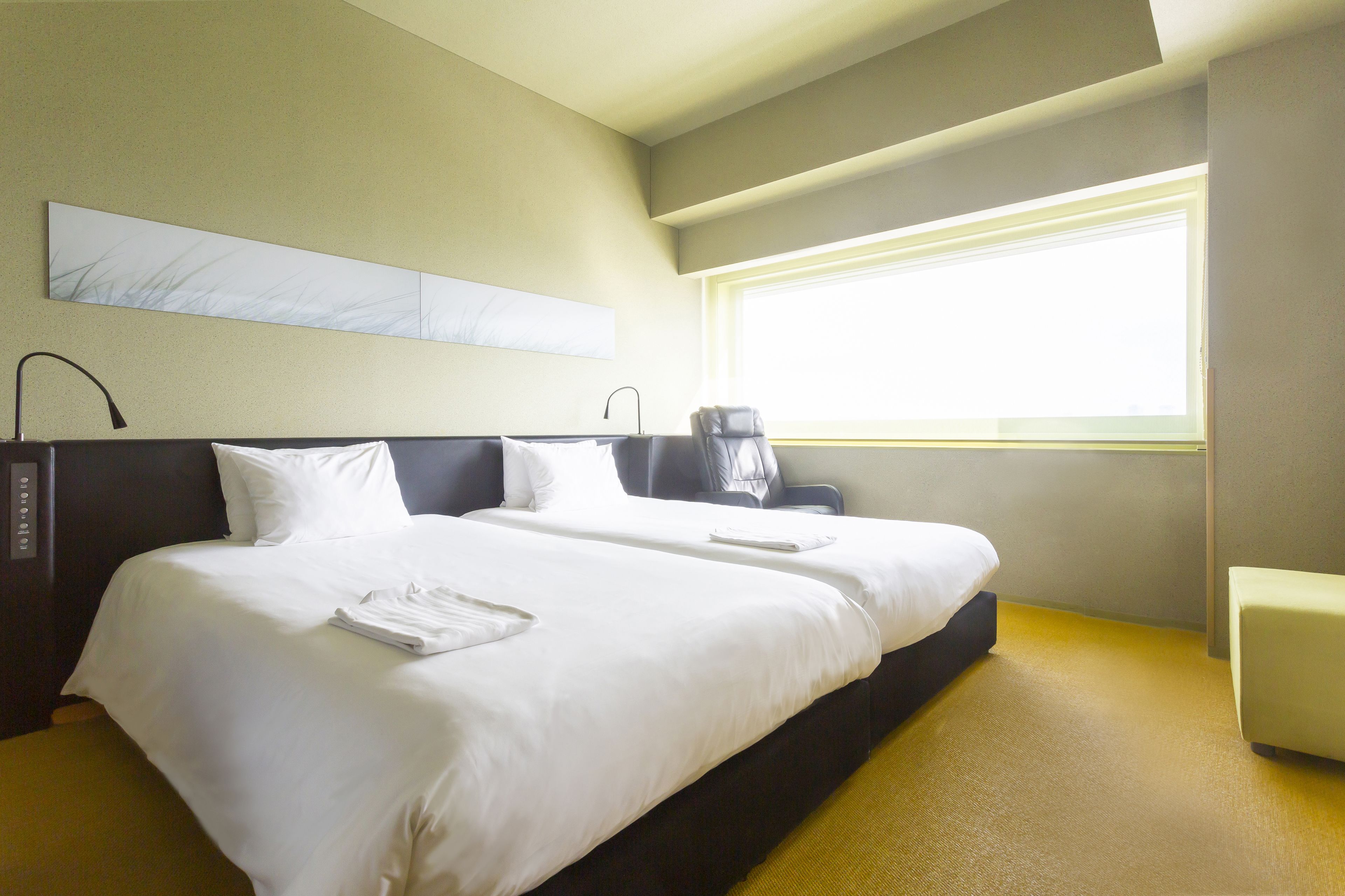 in-room safe, desk, soundproofing, free wifi