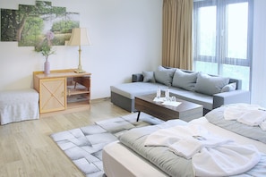 Sengetøy av topp kvalitet, senger med overmadrass og skrivebord