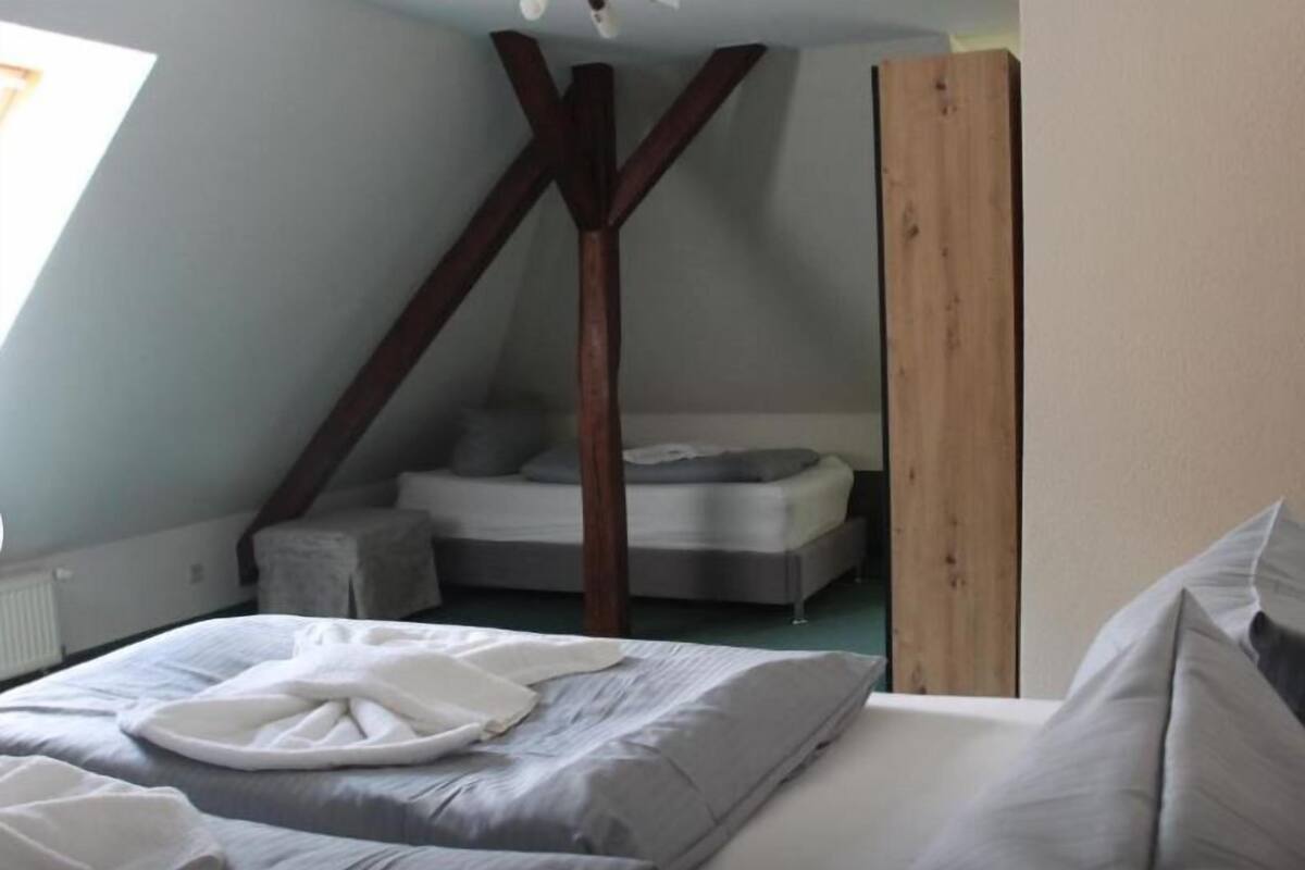 Literie de qualité, lit avec matelas à plateau-coussin, bureau