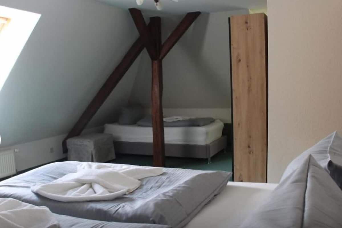 Ropa de cama de alta calidad y colchones con acolchado adicional