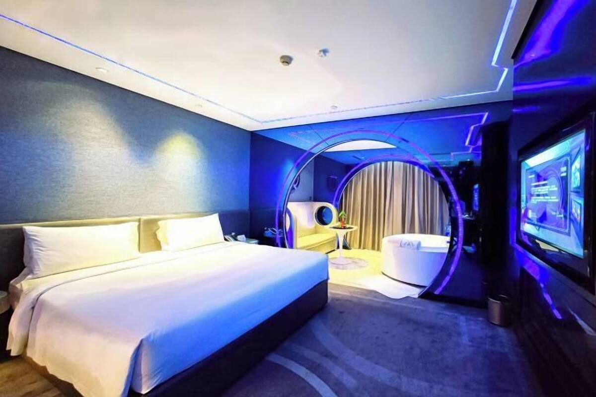 Premium bedding, pillowtop beds, minibar, in-room safe