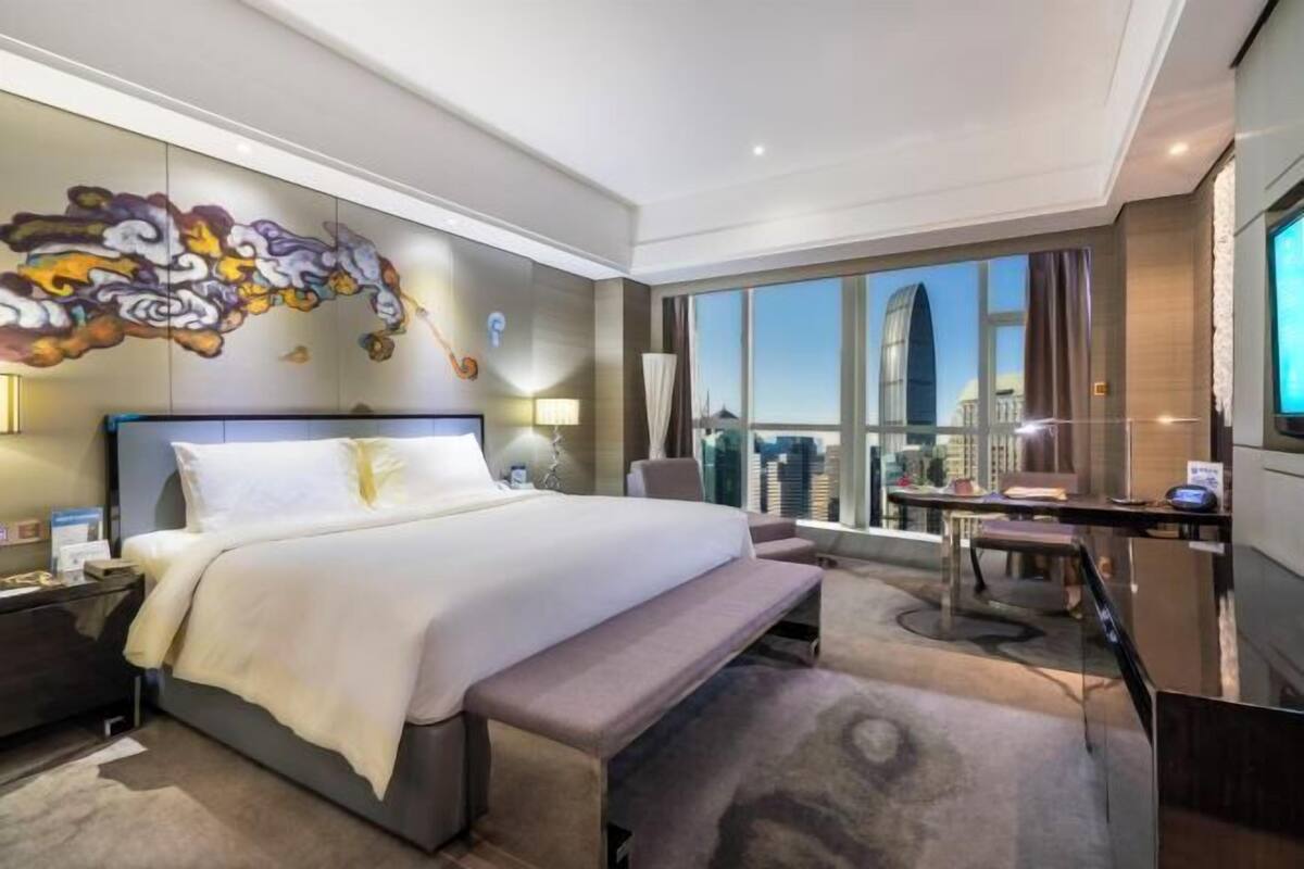 Premium bedding, pillowtop beds, minibar, in-room safe