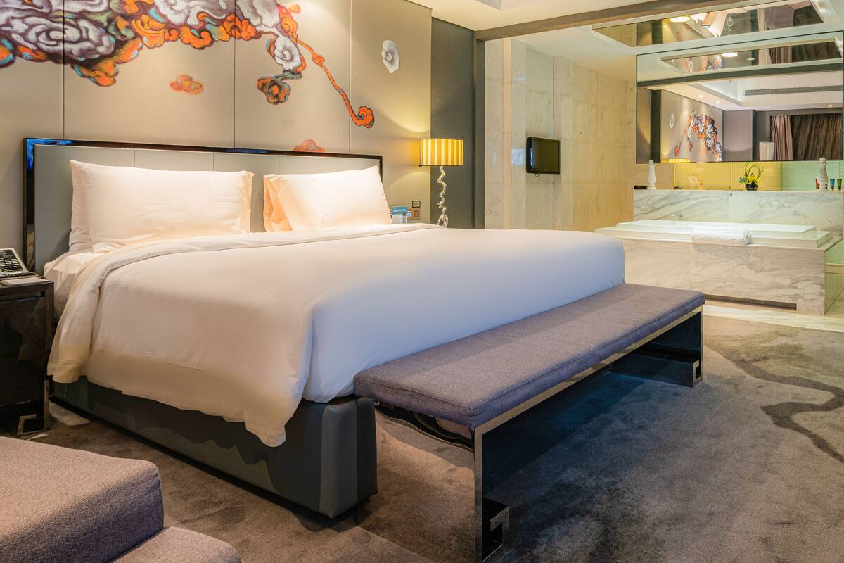 Suite | Premium bedding, pillowtop beds, minibar, in-room safe