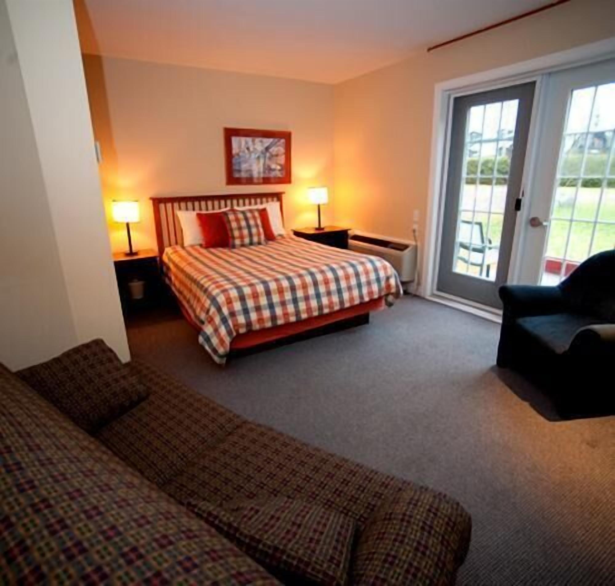 superior room, 1 queen bed | desk, free cots/infant beds, rollaway beds, free wifi