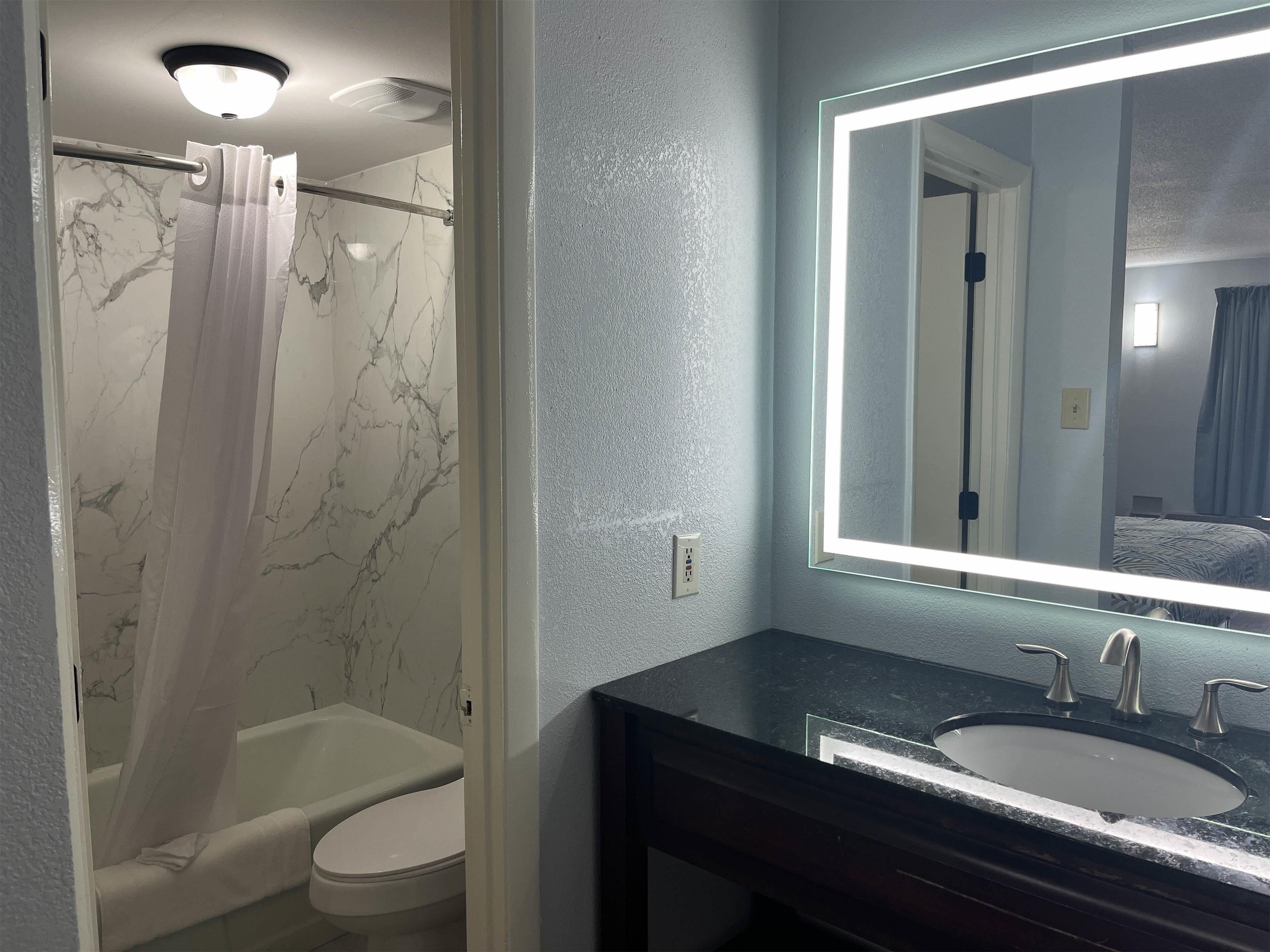 Bañera con ducha, toallas