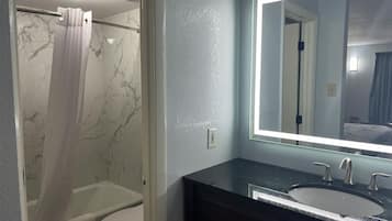 Combined shower/tub, towels