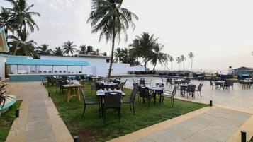 Se sirven desayunos, comidas y cenas con vista a la playa